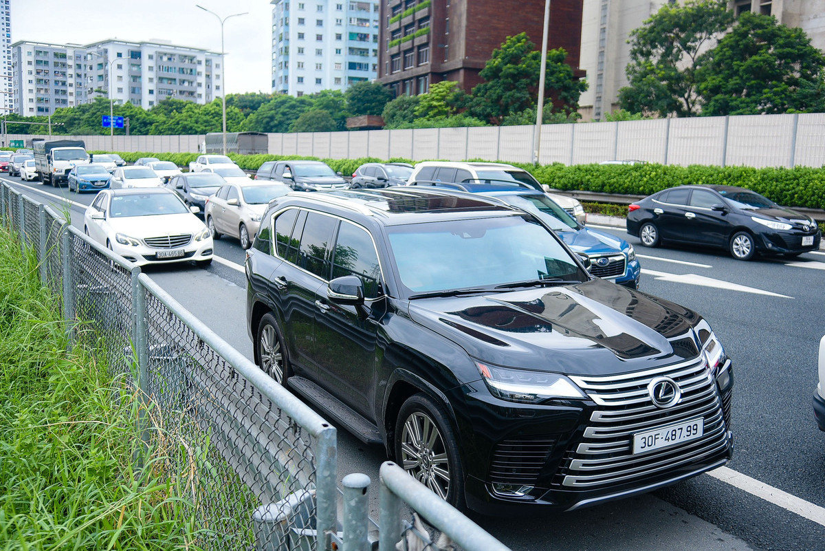Tại đầu cao tốc Pháp Vân - Cầu Giẽ, hàng trăm ôtô nối đuôi nhau di chuyển chậm vào nội đô, tuy nhiên tình trạng ùn tắc không xảy ra.