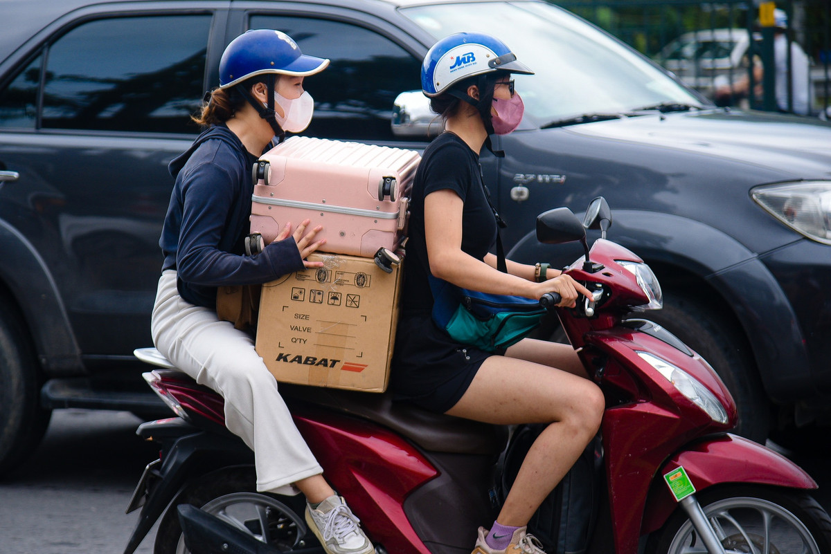 Người dân đi xe máy chở theo lỉnh kỉnh đồ đạc từ quê như gạo, rau quả, gà, vịt,... đây là những hình ảnh quen thuộc sau mỗi kỳ nghỉ lễ kéo dài.