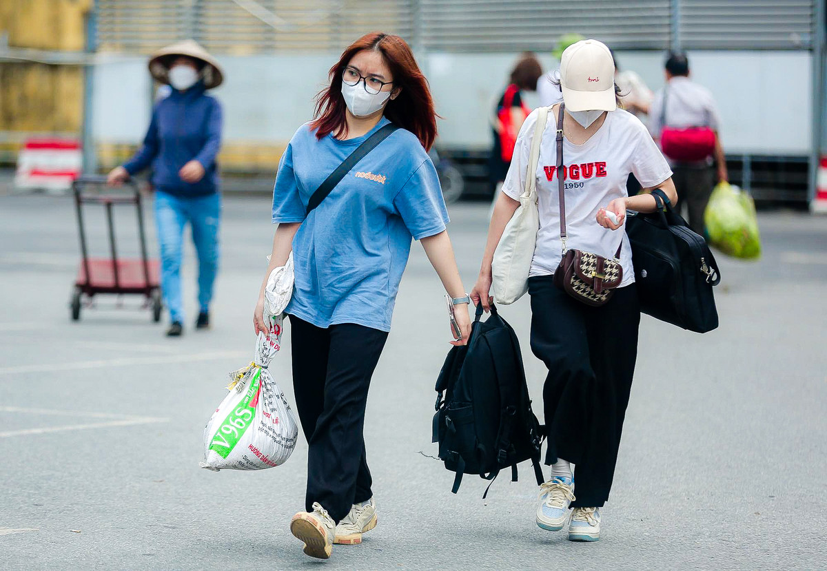 Lãnh đạo bến xe Giáp Bát cho biết hôm nay là ngày cao điểm, bến xe đón tiếp 12.000-13.000 lượt khách, chủ yếu ở các tuyến Nam Định, Thái Bình, Thanh Hóa, Ninh Bình... Theo đó, để đáp ứng nhu cầu đi lại của người dân trong dịp nghỉ lễ Quốc khánh 2-9, các cán bộ, nhân viên tại bến xe Giáp Bát làm việc đủ 100% quân số.