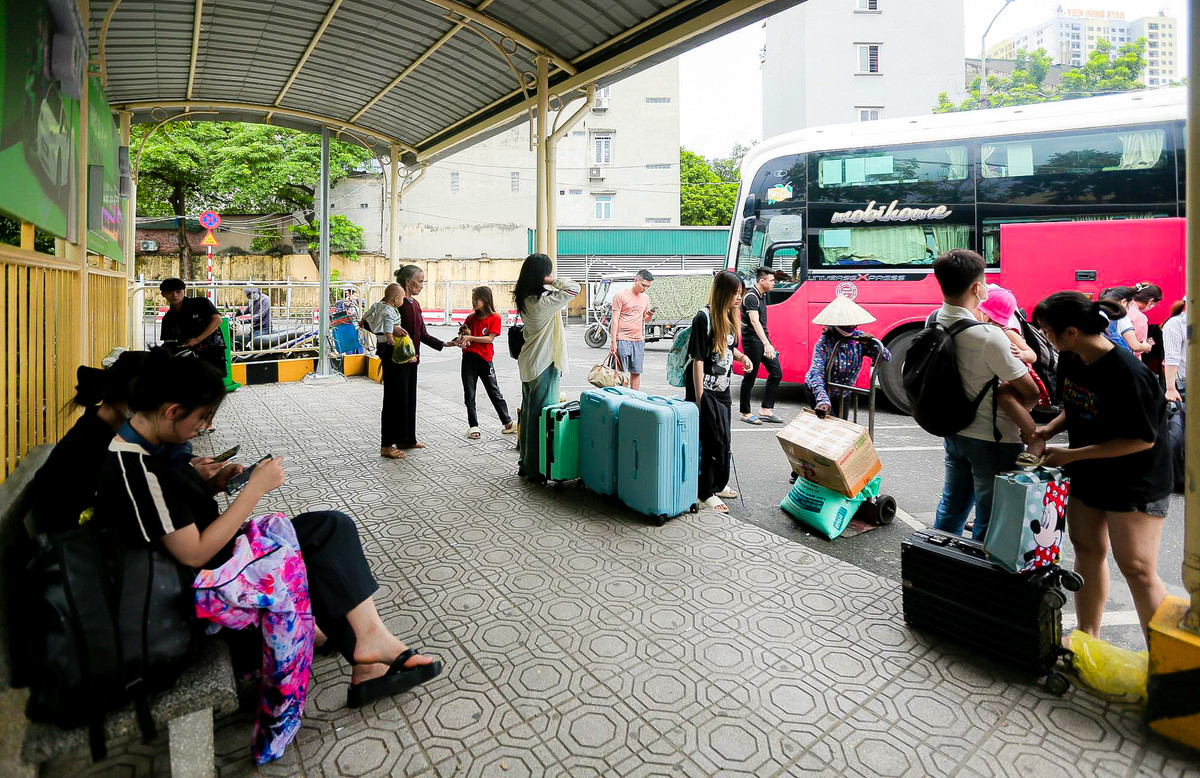 Hôm nay là ngày cuối của kỳ nghỉ lễ Quốc khánh 2/9 kéo dài 4 ngày. Theo đó, từ chiều ngày 4/9, người dân từ các tỉnh cùng lúc đổ về Hà Nội để chuẩn bị trở lại làm việc và học tập.