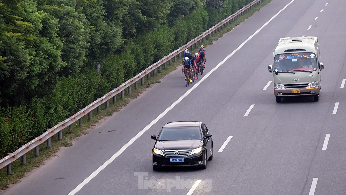 Một tài xế ô tô hay chạy tuyến Hà Nội - sân bay Nội Bài bày tỏ bức xúc mỗi khi gặp những đoàn người đạp xe tập thể dục thiếu ý thức trên đại lộ Võ Nguyên Giáp. "Nhiều khi họ còn dàn hàng đi trên đường, đi cả vào làn đường có biển báo 90km/h", người này chia sẻ.