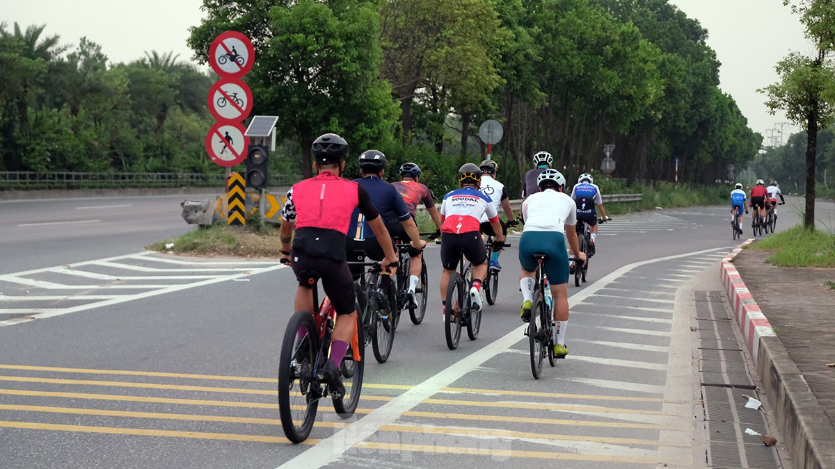 Nhiều người tập thể dục đạp xe đường dài vẫn tuân thủ luật giao thông khi không đi vào đường cao tốc dành cho xe ô tô.