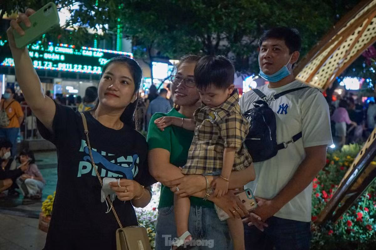 Năm nay, đường hoa kéo dài thêm 1 ngày thay vì đóng cửa vào mùng 4 Tết như kế hoạch, nhằm tạo điều kiện cho người dân và khách du lịch đến tham quan.