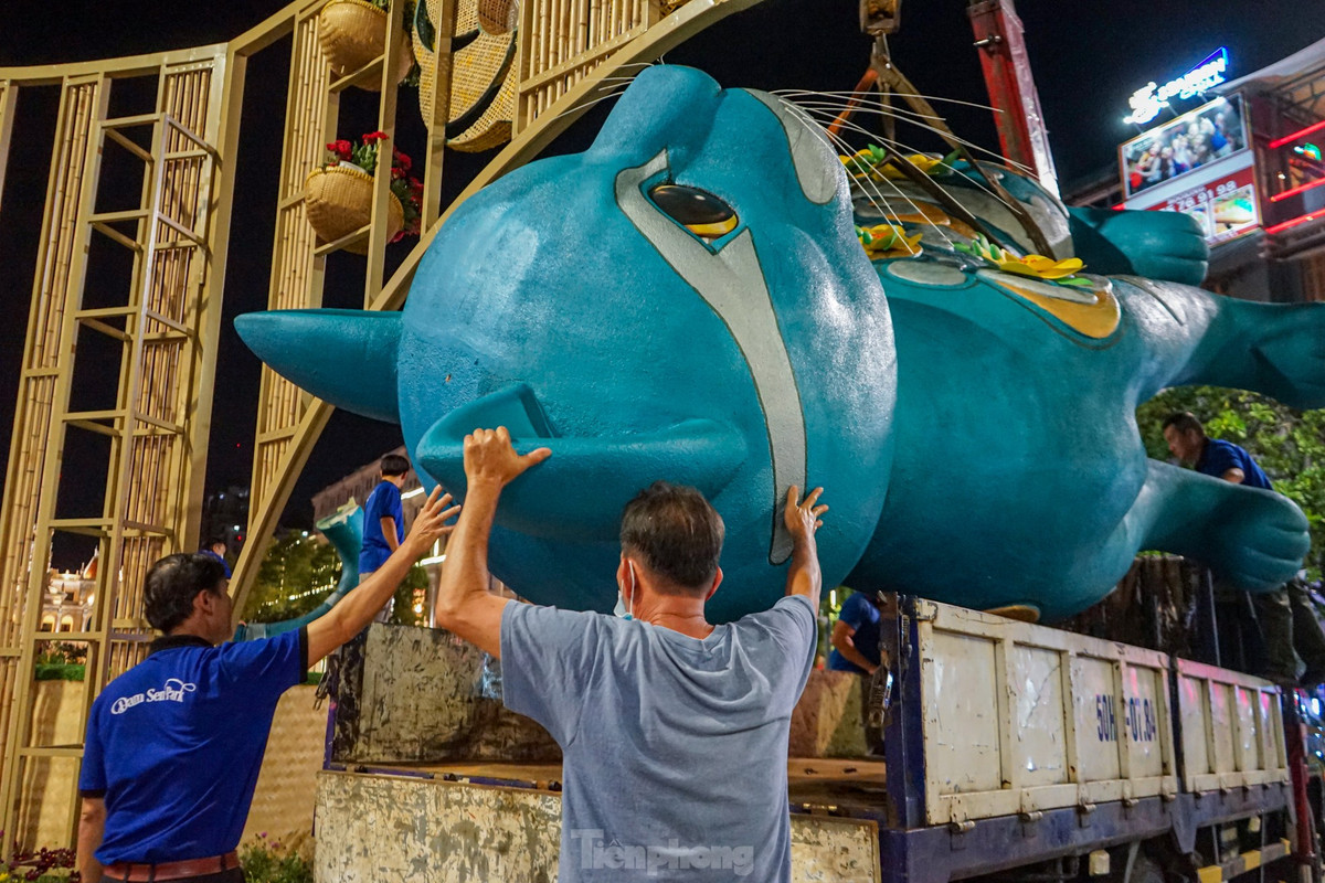 Ngay đầu đường hoa, đoạn gần đài phun nước, các linh vật chú mèo ở cổng chào mừng xuân Quý Mão 2023 lần lượt được các công nhân tháo dỡ và cẩu lên xe tải mang về cất ở Khu du lịch Đầm Sen.