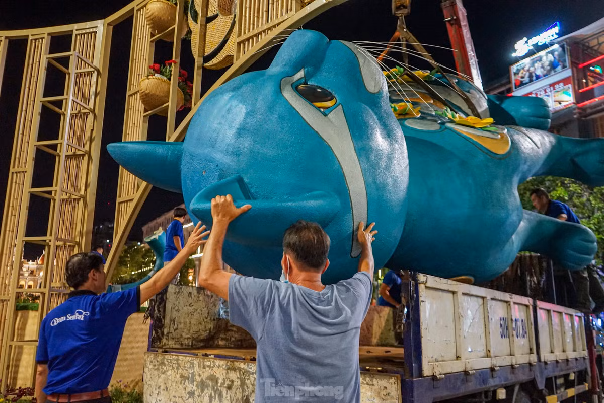 Ngay đầu đường hoa, đoạn gần đài phun nước, các linh vật chú mèo ở cổng chào mừng xuân Quý Mão 2023 lần lượt được các công nhân tháo dỡ và cẩu lên xe tải mang về cất ở Khu du lịch Đầm Sen.