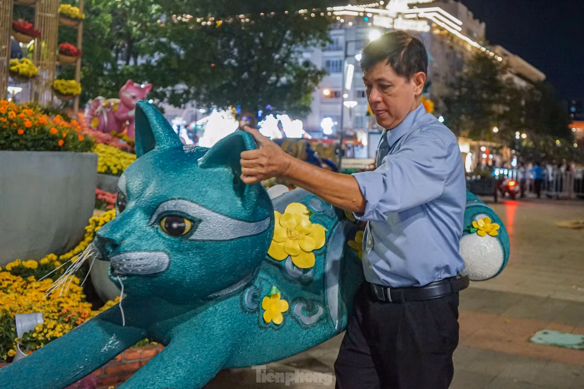 "Năm nay linh vật đường hoa rất phong phú, nhiều mô hình bắt mắt có sắc thái riêng nên hầu hết đều được giữ lại tái sử dụng", một công nhân chia sẻ.