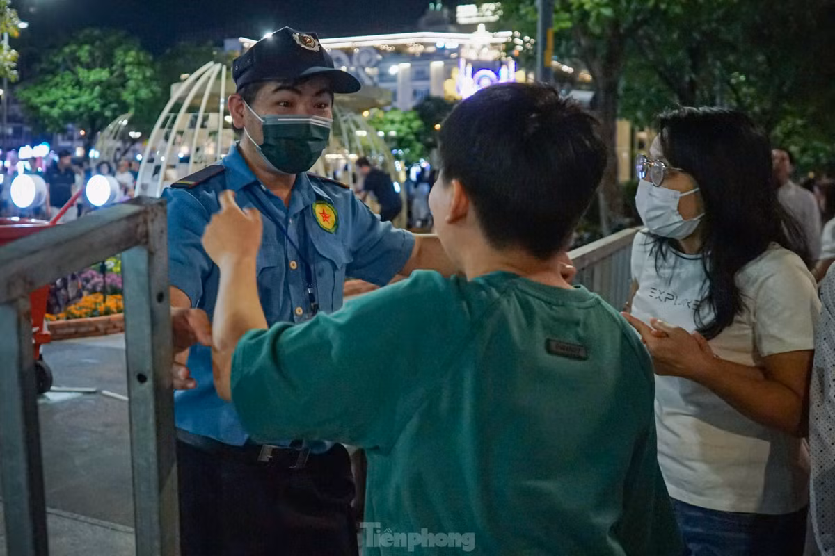Đúng 21h, lực lượng bảo vệ của đường hoa lần lượt phát loa thông báo đến giờ đóng cửa. Bên ngoài, các khu vực ra vào đường hoa đều lần lượt được kéo rào chắn.