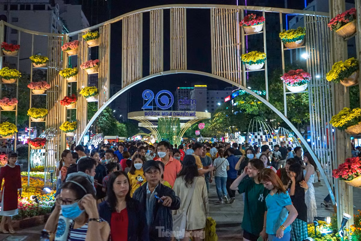 Ghi nhận của Tiền Phong vào lúc 20h, mặc dù còn hơn 1h nữa đường hoa Nguyễn Huệ sẽ đến giờ đóng cửa thế nhưng vẫn có rất đông người dân đến tham quan.