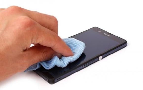 Khong may dien thoai bi uot hoac roi xuong nuoc, lam ngay 4 buoc nay-Hinh-3