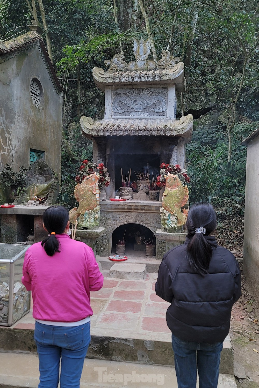 Suối cá thần dài khoảng 100m, nơi đây gắn liền với truyền thuyết về vị thần Rắn, được người dân thờ cúng tại một ngôi đền bên suối.