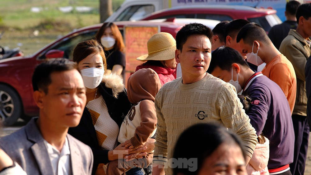 Vẻ mệt mỏi lộ trên khuôn mặt những du khách vì số lượng người đổ về đây rất đông trong ngày cuối kỳ nghỉ Tết Nguyên đán Quý Mão 2023.