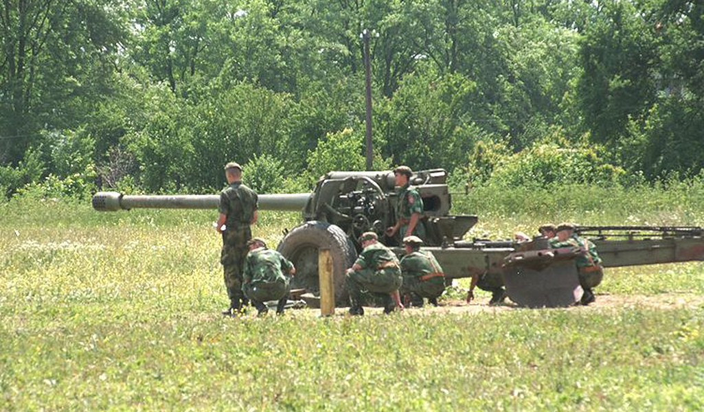 Các loại đạn chủ yếu của M46 bao gồm đạn nổ phá mảnh OF-43 và OF-44 có tầm bắn lần lượt 27 km và 22 km. Bên cạnh đó là đạn tăng tầm lắp động cơ rocket để vươn tới cự ly 38 km; đạn xuyên lõm chống tăng tầm bắn hiệu quả chỉ 1.140 m, nhưng đó là khi tác xạ trực tiếp.