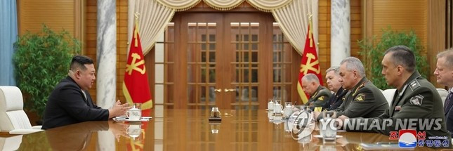 Chu tich Trieu Tien gap Bo truong Quoc phong Nga, cung xem trien lam quoc phong-Hinh-4