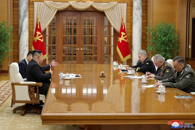 Chu tich Trieu Tien gap Bo truong Quoc phong Nga, cung xem trien lam quoc phong-Hinh-3