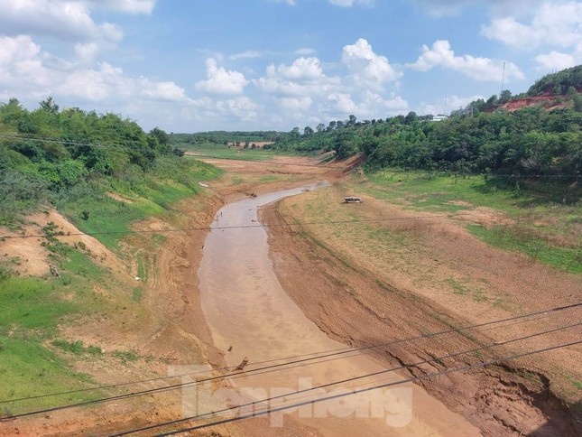 Nước sông rút kiệt chỉ còn một dòng chảy nhỏ như suối