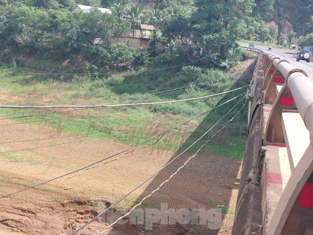 Đáy sông trơ đất nứt toác tại khu vực cầu 38 trên quốc lộ 14