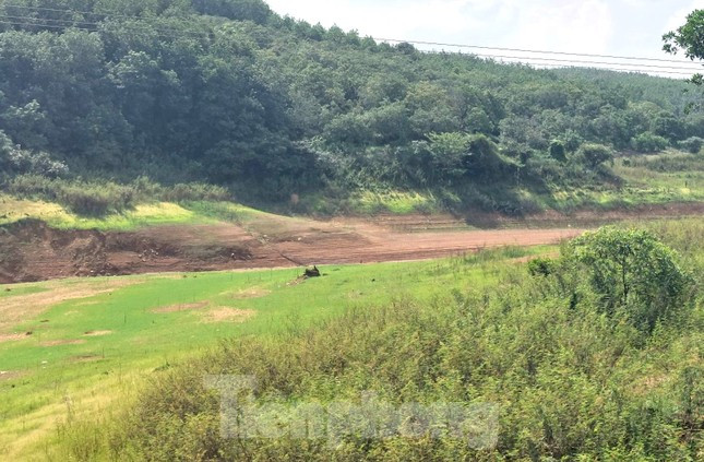 Hồ chứa nước cho Nhà máy thủy điện Thác Mơ hoạt động có diện tích lưu vực là 2.200 km2, mực nước chết là 198 m, mực nước dâng bình thường là 218 m, rộng 109 km2, dung tích 1,36 tỷ m3. Đập chính của thủy điện cao 50 m, rộng 7 m (đỉnh đập). Đập tràn dài 44 m. Hiện nay, nhiều diện tích của hồ thủy điện này đã cạn trơ đáy