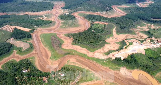 "Tôi sinh sống ở đây gần 50 năm, đây là lần đầu tiên nhìn thấy cảnh này. Vài năm trước, sông có cạn nhưng nước vẫn đủ sâu để ghe chạy chứ không đến mức cạn trơ đáy, đáy sông đầy vết nứt như bây giờ", ông Trần Mạnh Tuấn (65 tuổi, ngụ xã Minh Hưng, huyện Bù Đăng, tỉnh Bình Phước) cho biết.