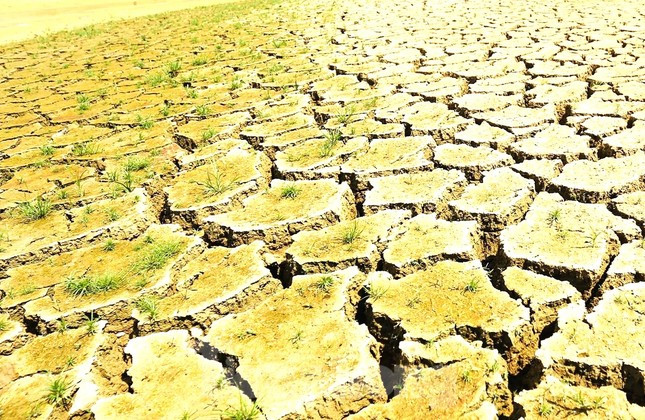 Đáy sông khô cằn, đất nứt vỡ