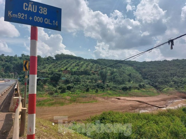 Khúc sông đoạn cầu 38, nước đã rút khô cạn