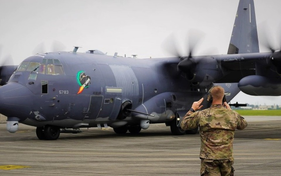 Phần thân C-130 có khả năng tùy biến khá linh hoạt khiến nó đáp ứng được nhiều vai trò bao gồm máy bay yểm trợ hỏa lực hạng nặng, tìm kiếm cứu hộ, nghiên cứu thời tiết, tiếp dầu trên không và máy bay cứu hỏa.