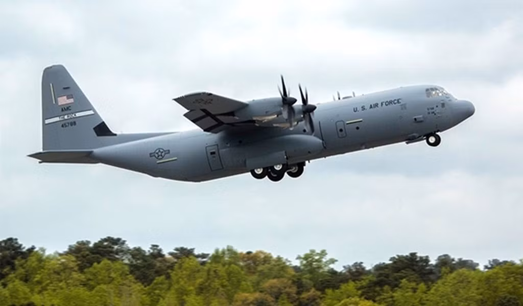  C-130J Super Hercules là mẫu sản xuất hiện tại của C-130 và phi đội toàn cầu gần đây đã vượt qua 2 triệu giờ bay. Hai mươi quốc gia trên thế giới đã chọn C-130J để hỗ trợ các nhu cầu không vận chiến thuật.