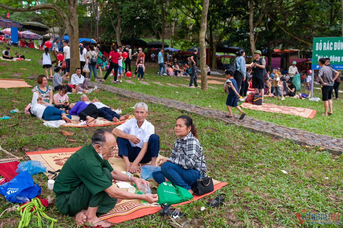 Ban ha flycam hoat dong trai phep tai le hoi Den Hung-Hinh-3