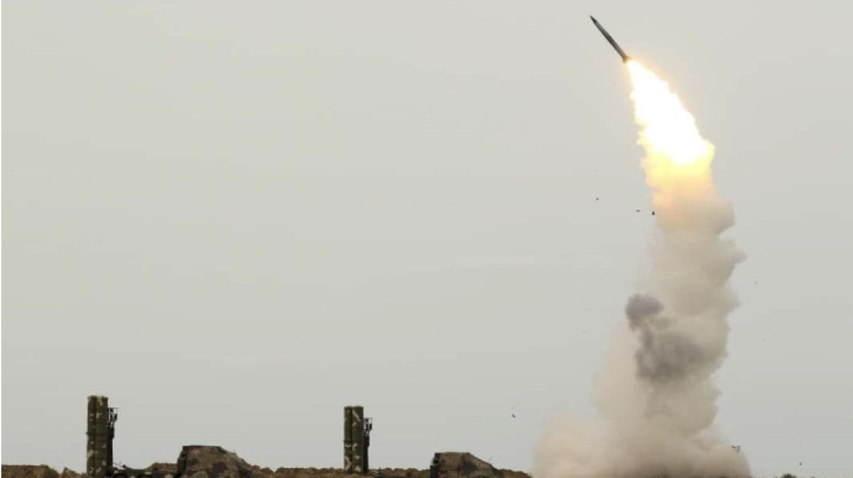 Ukraine tuyen bo ban ha 47 ten lua Nga, Canada gui xe tang cho Kiev