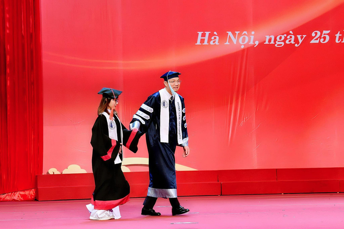 Hieu truong dat tay nu sinh mac bai nao nhan bang tot nghiep