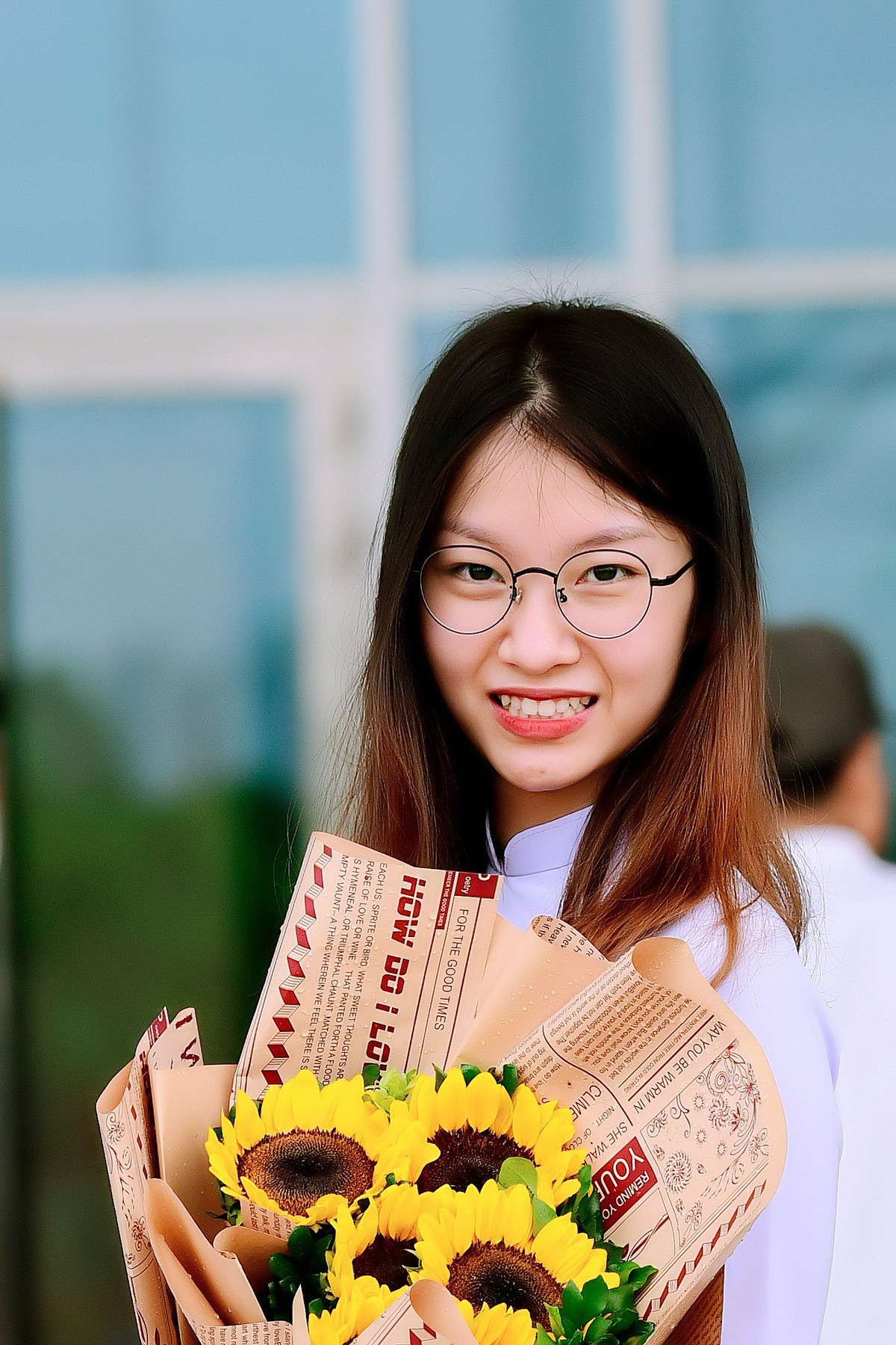 Hieu truong dat tay nu sinh mac bai nao nhan bang tot nghiep-Hinh-3