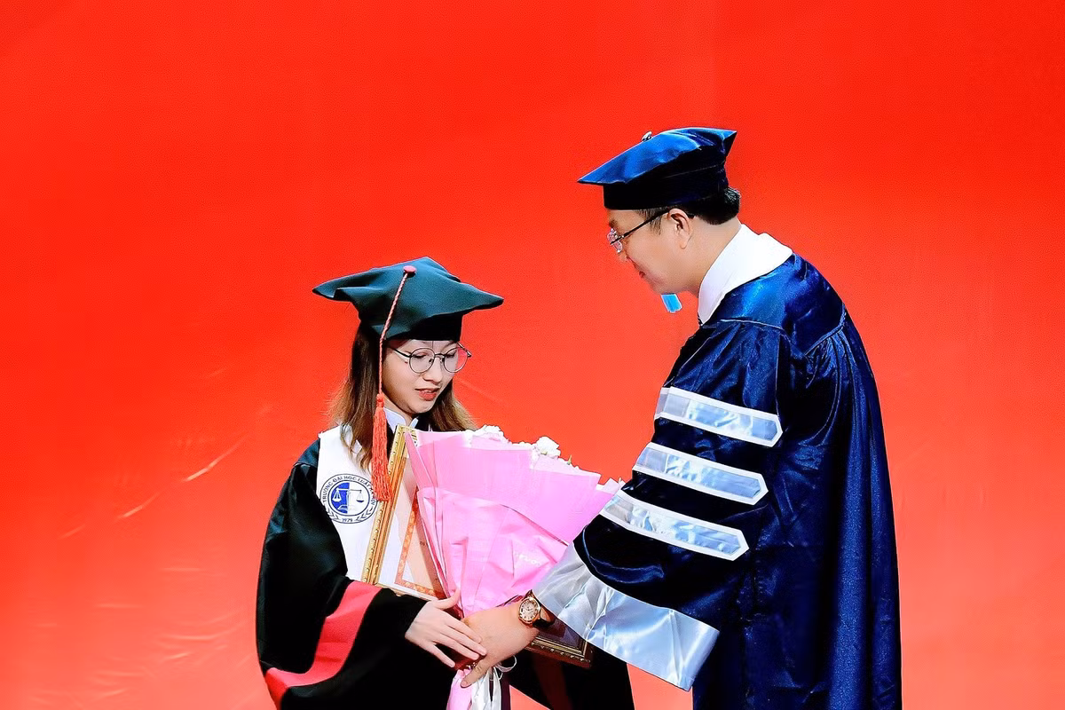 Hieu truong dat tay nu sinh mac bai nao nhan bang tot nghiep-Hinh-2