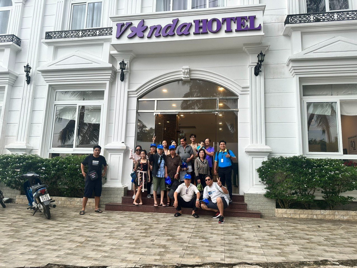 Nhiều du khách mắc kẹt ở Phú Quốc vì bão số 1 - Hình 4 Nhieu du khach mac ket o Phu Quoc vi bao so 1-Hinh-4