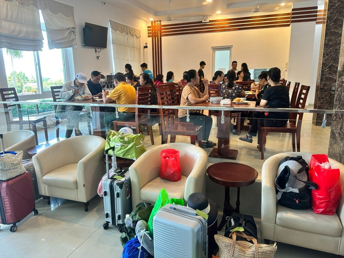 Nhiều du khách mắc kẹt ở Phú Quốc vì bão số 1 - Hình 2 Nhieu du khach mac ket o Phu Quoc vi bao so 1-Hinh-2