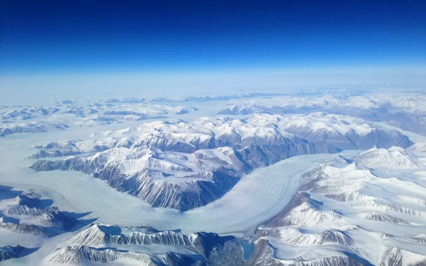 Dòng sông băng khổng lồ tại Greenland.