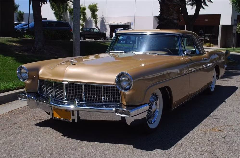 Chiếc sedan hai cửa 1957 Lincoln Continental Mark II được bán với giá cao nhất, 700.000 USD tại phiên đấu giá năm nay. Toàn bộ số tiền được ủng hộ cho bệnh viện nhi của trường đại học Loma Linda.