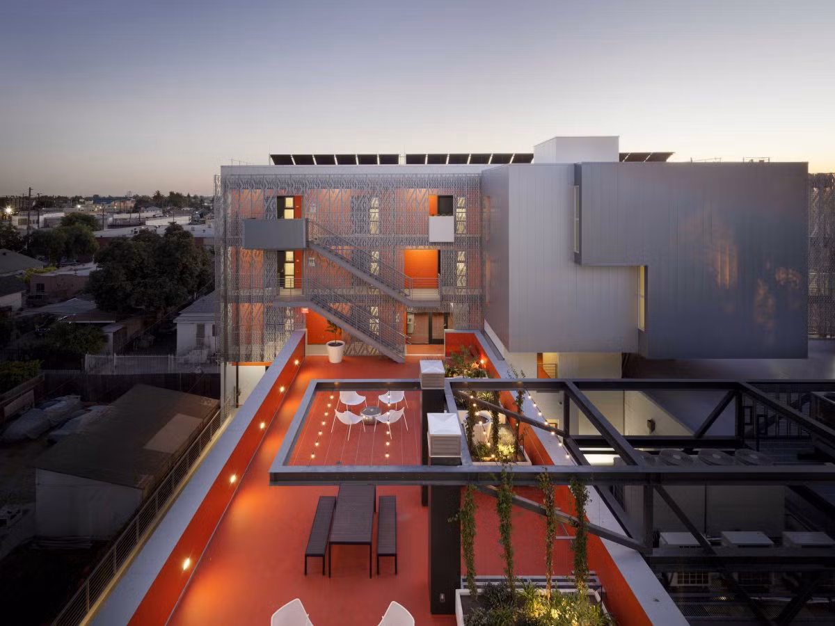 Giải chung cư có thiết kế đẹp nhất nhất năm 2013 thuộc về một tòa nhà ở Los Angeles do công ty Koning Eizenberg Architecture (Mỹ) thiết kế.