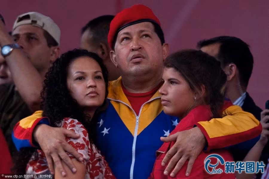 Cố Tổng thống Venezuela Hugo Chavez ôm hai cô con gái.