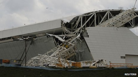 Cần cẩu đổ, làm sập một phần mái của SVĐ.