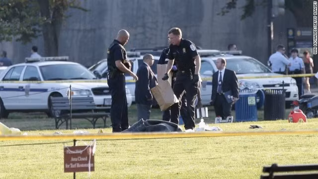 Cảnh sát điều tra hiện trường vụ tự thiêu.