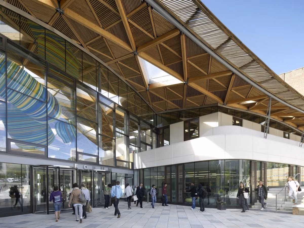 Giải nhất của hạng mục trường đại học và viện nghiên cứu thuộc về thiết kế của trường đại học Exeter do kiến trúc sư Wilkinson Eyre (Anh) thực hiện.