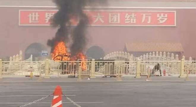 Vụ việc xảy ra vào 12h5 trưa nay (28/10 - theo giờ địa phương) trước quảng trường Thiên An Môn, Bắc Kinh, Trung Quốc.