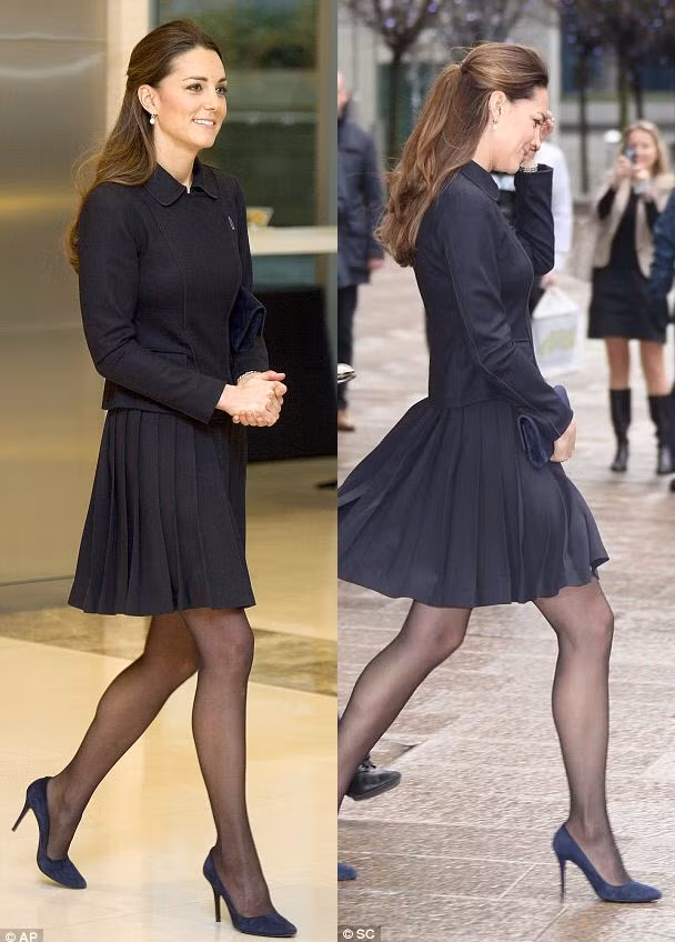 Kate Middleton đã cẩn thận hơn trong lúc ra về khi cố khéo leo dùng tay giữ nhẹ chiếc váy...