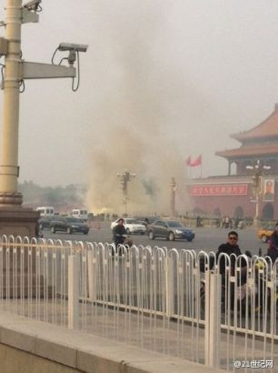 Một ô tô đã đầu vào hàng rào bảo vệ trên lối vào Tử Cấm Thành trước khi bốc cháy dữ dội.