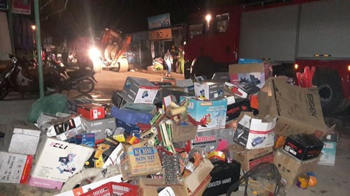 Chỉ một phần ít ỏi hàng hóa được chuyển kịp thời ra ngoài, phần lớn còn lại bị ngọn lửa thiêu rụi.