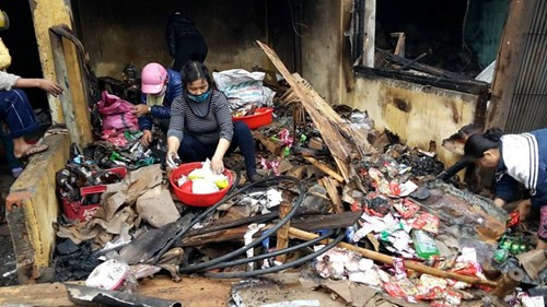 Nhiều tiểu thương đau đớn tìm lại số hàng hóa còn xót lại sau vụ cháy.