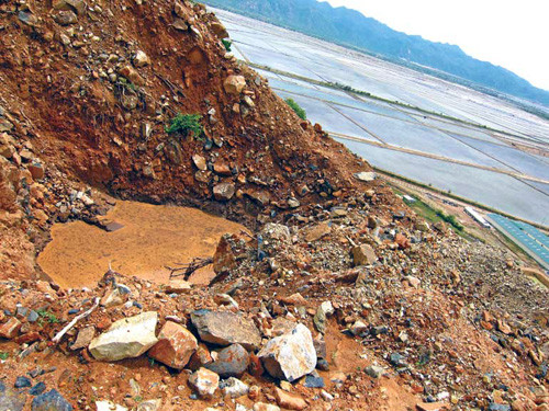 Hiện, tại khu vực núi Tàu, nhiều hố thăm dò vẫn chưa được lấp. Có những hố được đào xuống khá sâu, ước tính bằng mắt thường khoảng 5m. Có một số hố thăm dò sát chân núi phía biển.