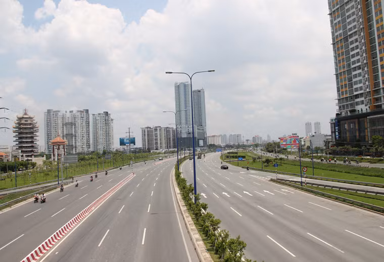 Sở Quy hoạch - Kiến trúc TP HCM vừa tổ chức công bố đồ án thiết kế đô thị 3 trục đường Tân Sơn Nhất- Bình Lợi-Vành đai ngoài (đường Phạm Văn Đồng); Mai Chí Thọ-Võ Văn Kiệt và Xa lộ Hà Nội. (trong ảnh là Xa lộ Hà Nội đi qua các quận Thủ Đức, quận 9, quận 2 hiện tại).
