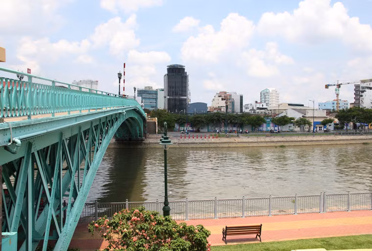 Tuyến đường này được quy hoạch sẽ có một số tuyến đường thủy và bến du thuyền là Bạch Đằng - cầu Mống (quận 1); điểm cắt đường Triệu Quang Phục và đường Võ Văn Kiệt để vào khu phố cổ của cộng đồng người Hoa khu Chợ Lớn, quận 5.