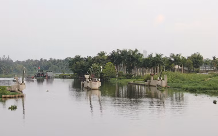 ..kết hợp cảnh sông nước rạch Gò Dưa và các công trình công viên cây xanh dọc sông Sài Gòn. (Rạch Gò Dưa hiện nay trên trục đường Phạm Văn Đồng).