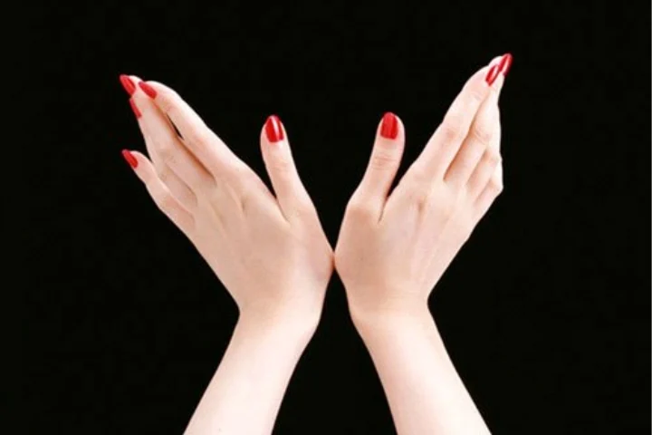  Kẽ tay san sát, không có lỗ hổng: Để kiểm tra dấu hiệu này bạn hãy khép thử các ngón tay lại với nhau, nếu thấy ngón tay san sát nhau không có phần kẽ hở rộng thì chứng tỏ người giữ được tài sản, không để thất thoát tiền bạc. 